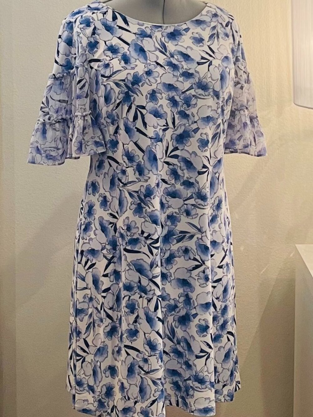 Tommy Hilfiger Blue & White Floral Print w/short ruffle flutter sleeves XL